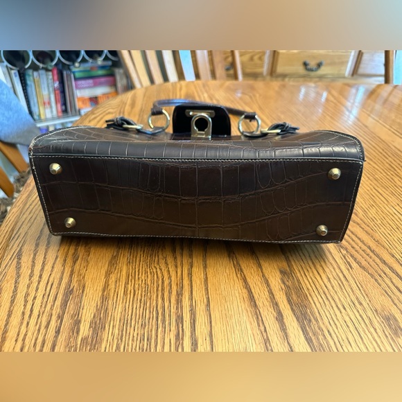 Brown crocodile type hand bag - Picture 5 of 8